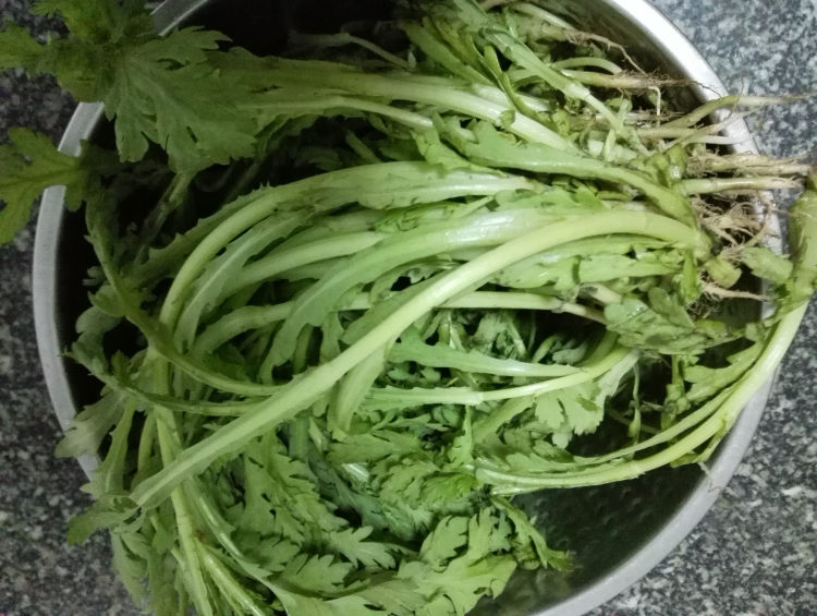茼蒿鸡蛋饼步骤1