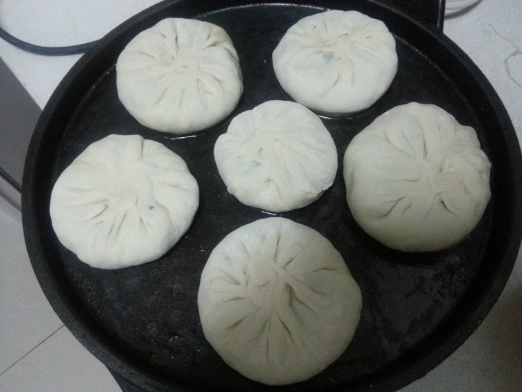 韭菜海米馅饼步骤8