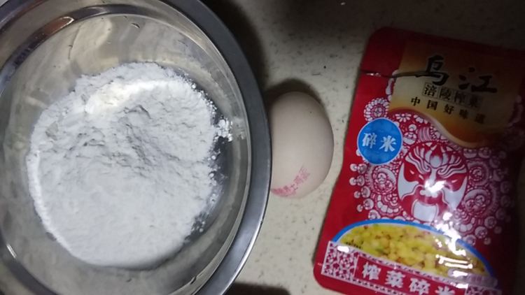鸡蛋榨菜煎饼步骤1