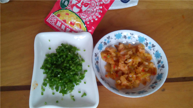 葱花榨菜鸡蛋饼步骤1