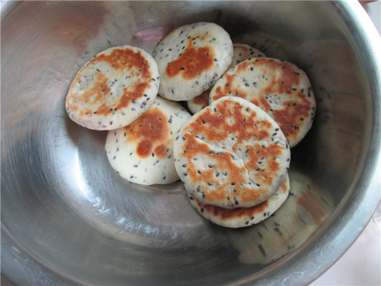 奶香黑芝麻发面饼步骤12