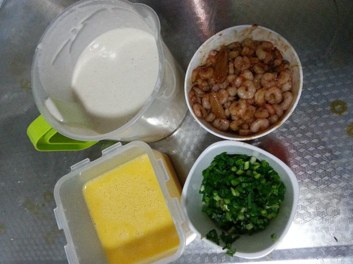 鸡蛋虾仁堡步骤2