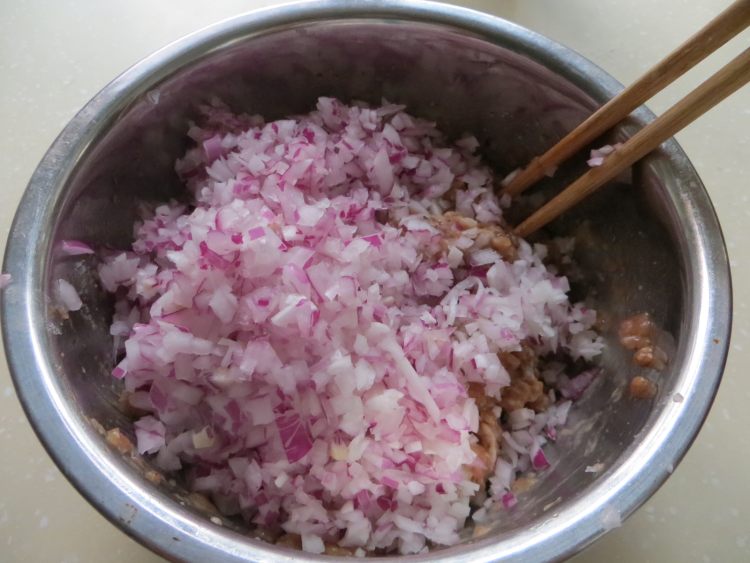 洋葱猪肉饼步骤1