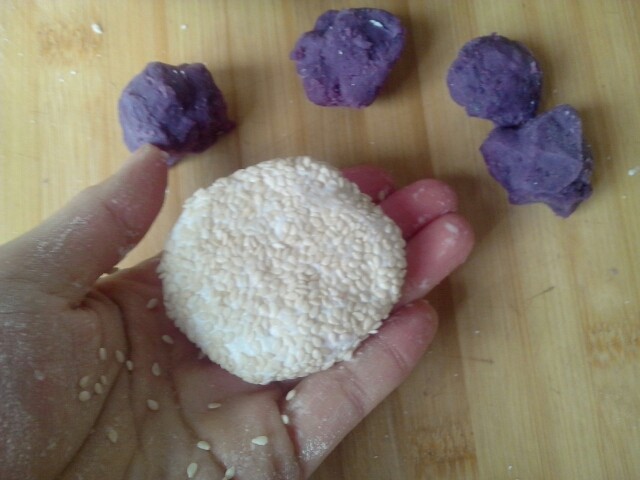 椰香紫薯芝麻饼步骤7