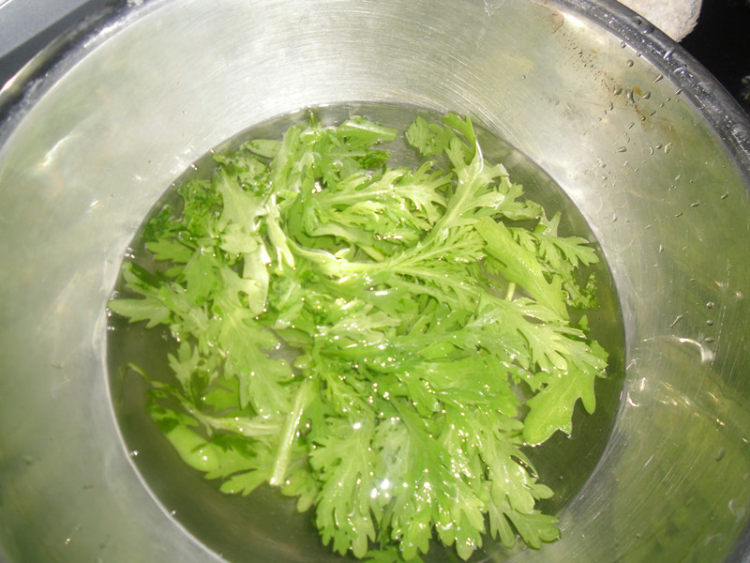 茼蒿虾米鸡蛋饼步骤1