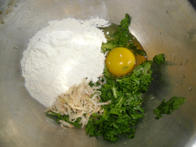 茼蒿虾米鸡蛋饼步骤2