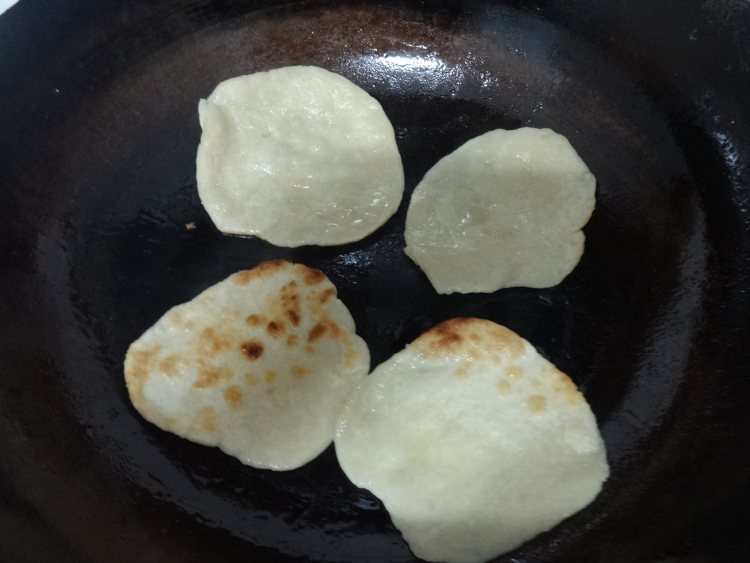 豆渣肉丝卷饼步骤4