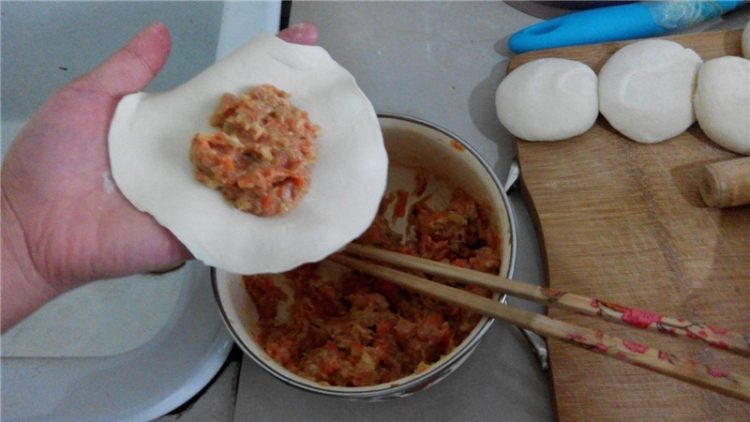 香菇胡箩卜馅饼步骤13