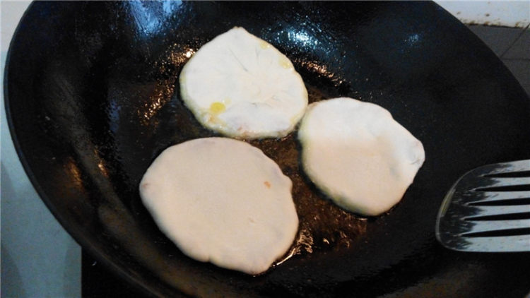 香菇胡箩卜馅饼步骤17
