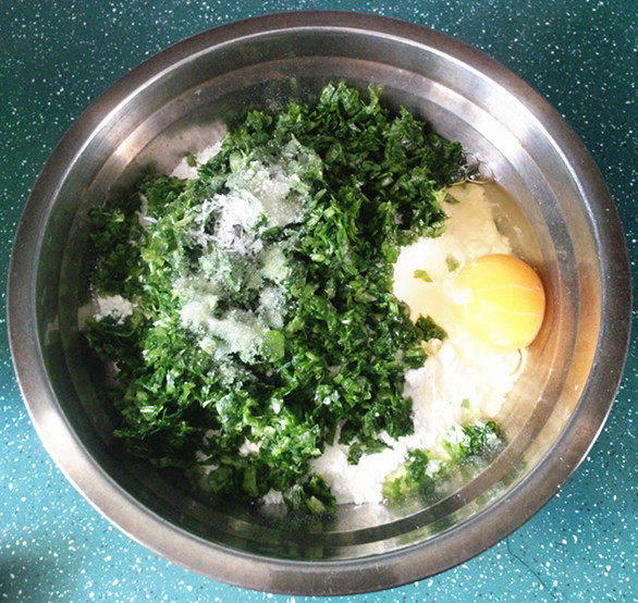 火腿肠香菜鸡蛋饼步骤2