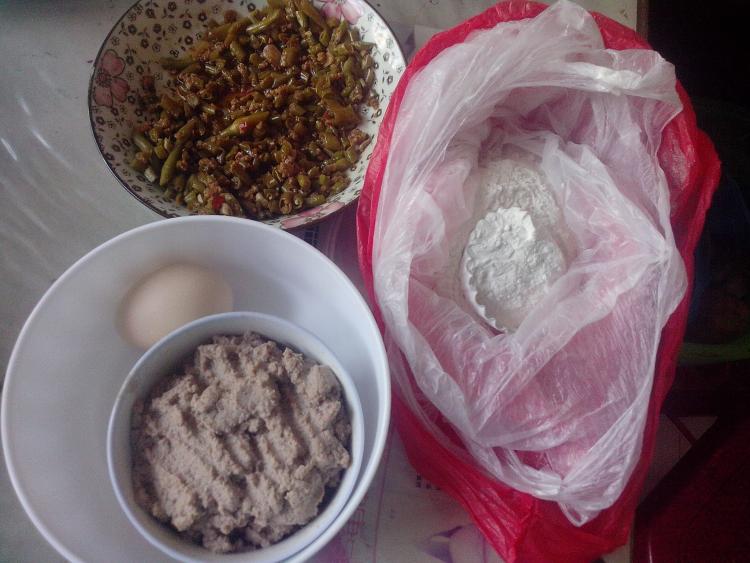 酸豆角豆渣鸡蛋饼步骤1
