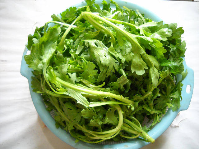 茼蒿粉丝元宝蒸饺步骤1