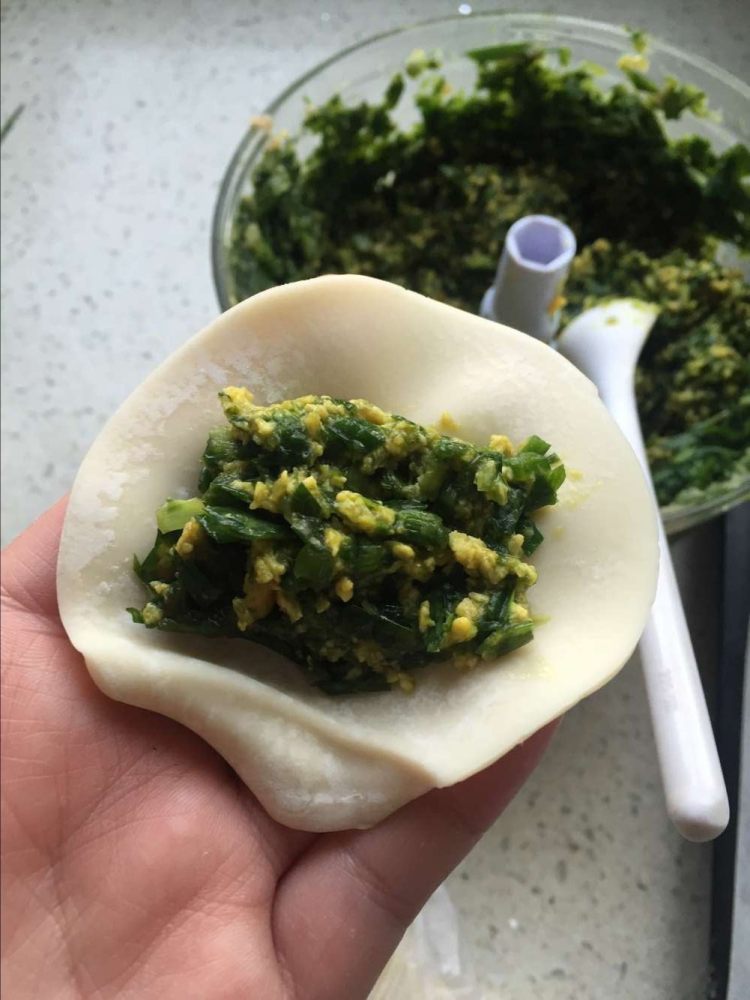 韭菜鸡蛋煎饺#多效护步骤2