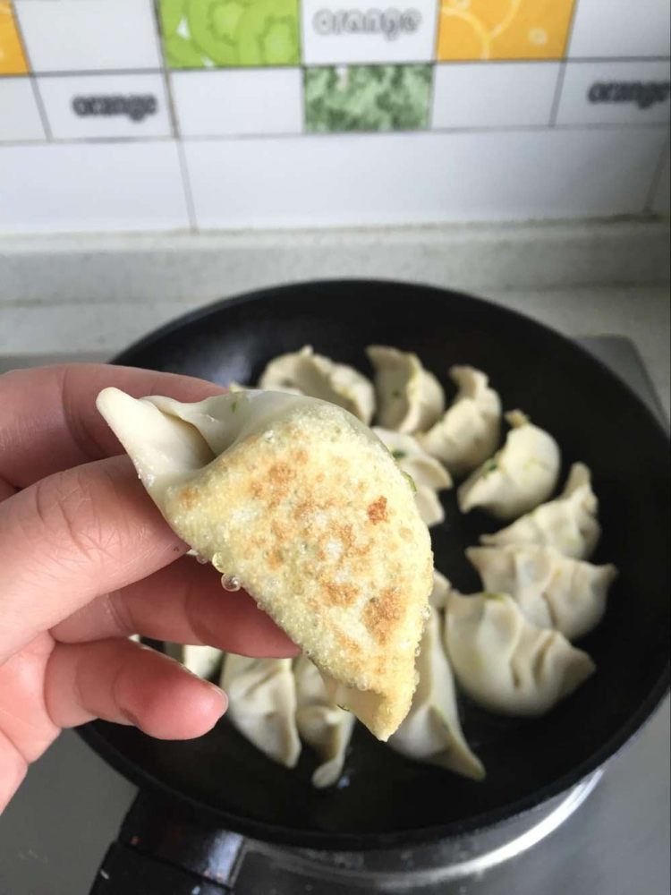 韭菜鸡蛋煎饺#多效护步骤5