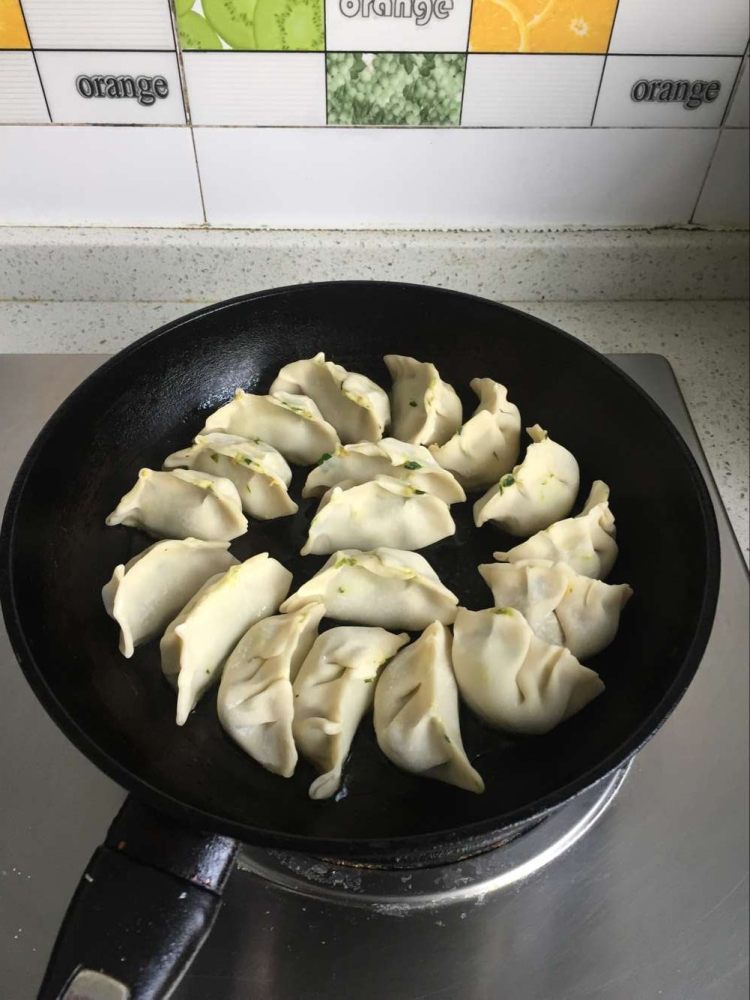 韭菜鸡蛋煎饺#多效护步骤4