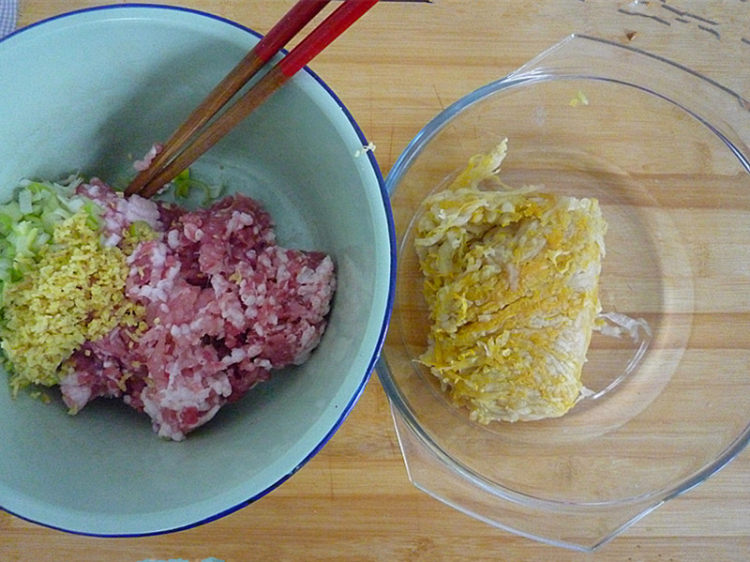 鲜肉酸菜水饺步骤2