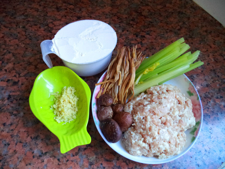 金针鲜肉饺#多效护理步骤1