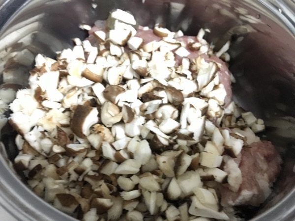 香菇鲜虾瘦肉饺步骤1