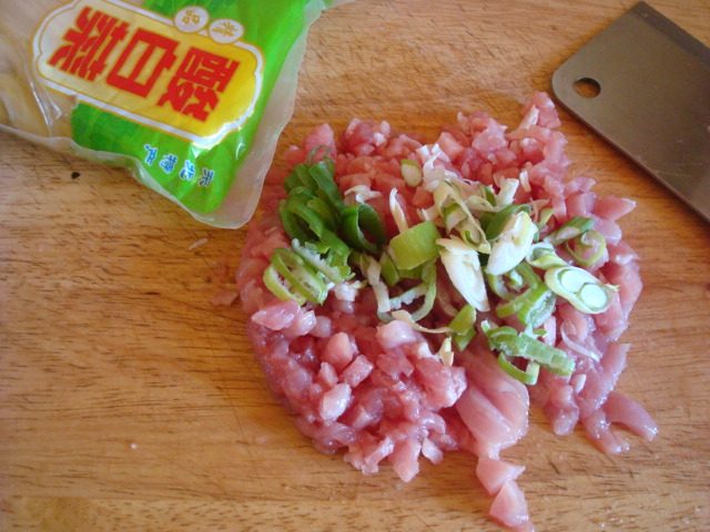 猪肉酸菜饺子步骤1