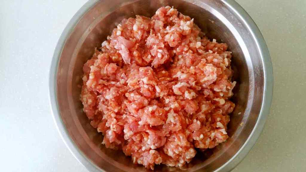 玉米胡萝卜香菇猪肉饺步骤1