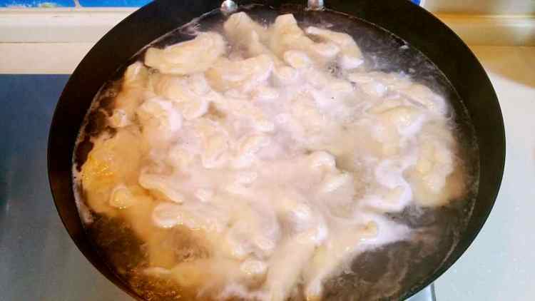 玉米胡萝卜香菇猪肉饺步骤12