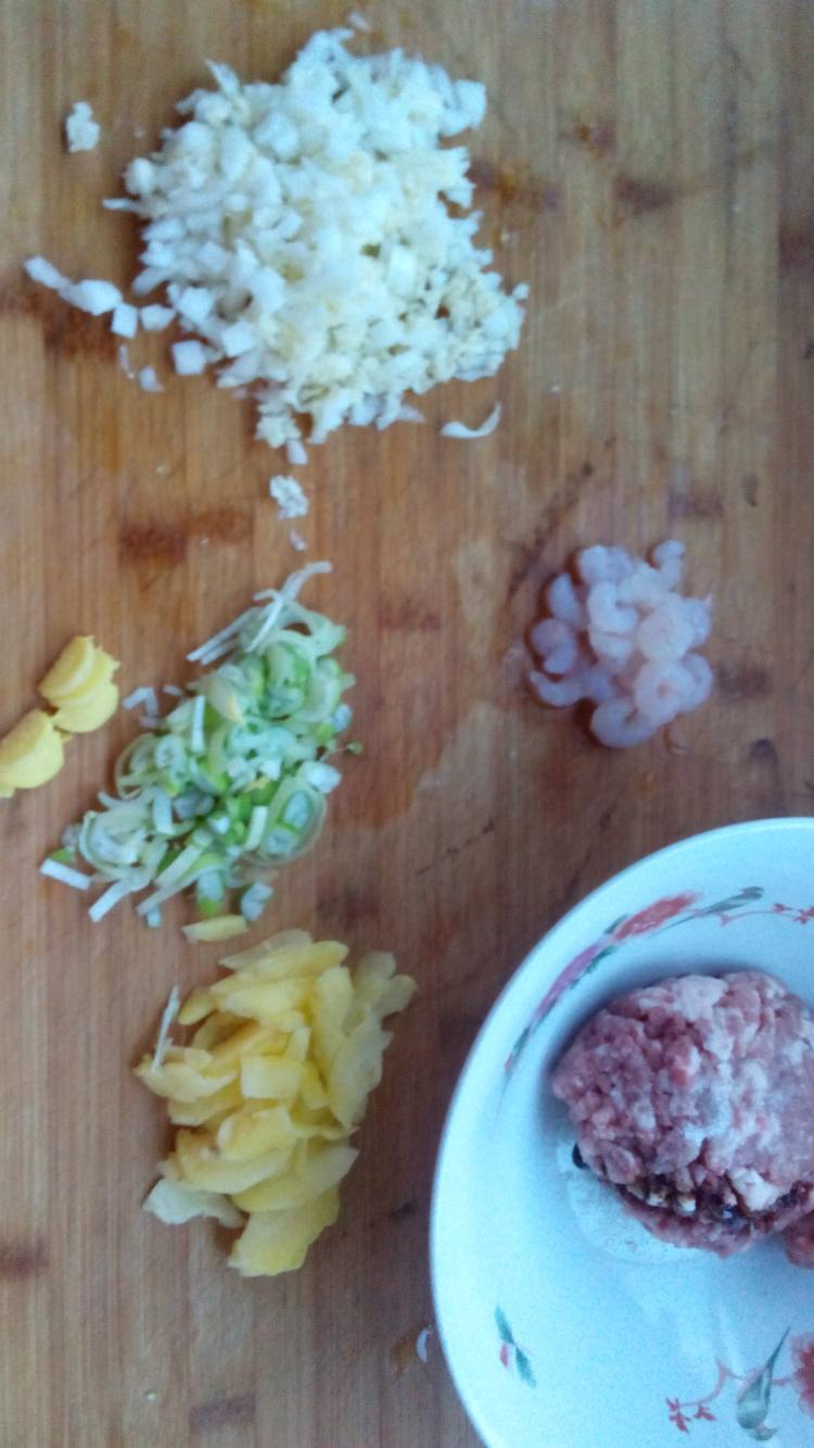 白菜虾仁水饺步骤1