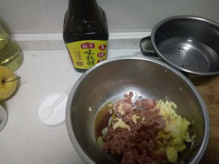 韭菜三鲜饺子步骤2