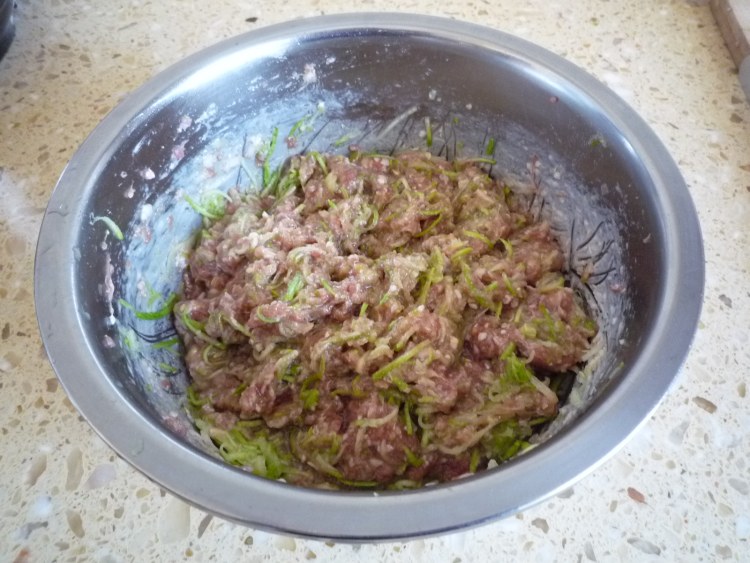 西葫芦羊肉馅蒸饺步骤4