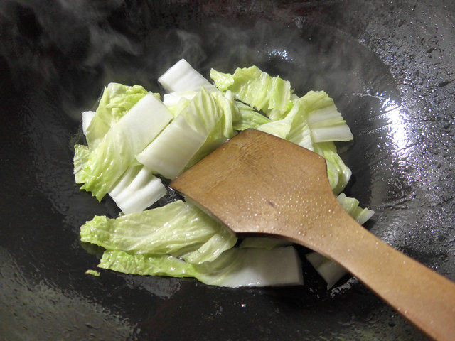 白菜粉皮煮饺子步骤2