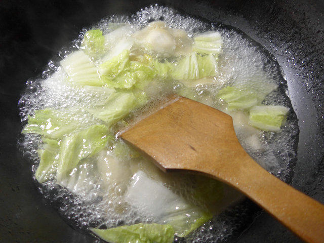 白菜粉皮煮饺子步骤3