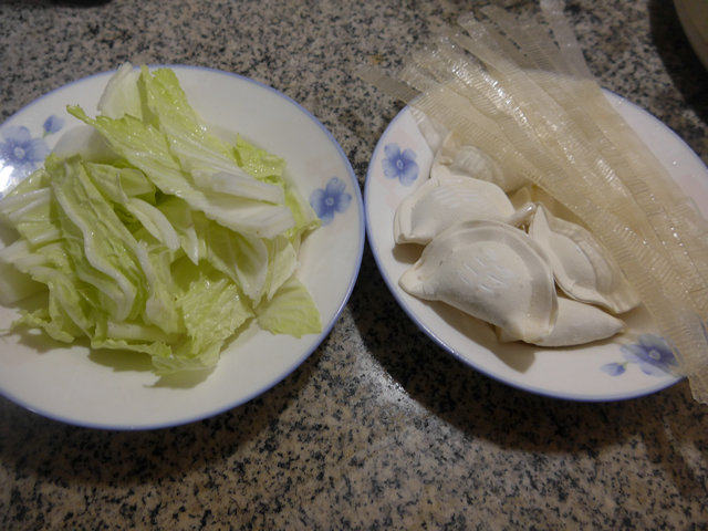 白菜粉皮煮饺子步骤1