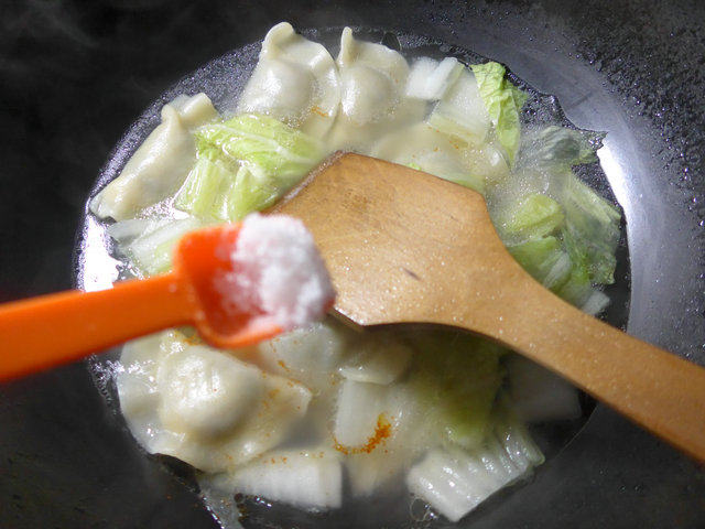 白菜粉皮煮饺子步骤6