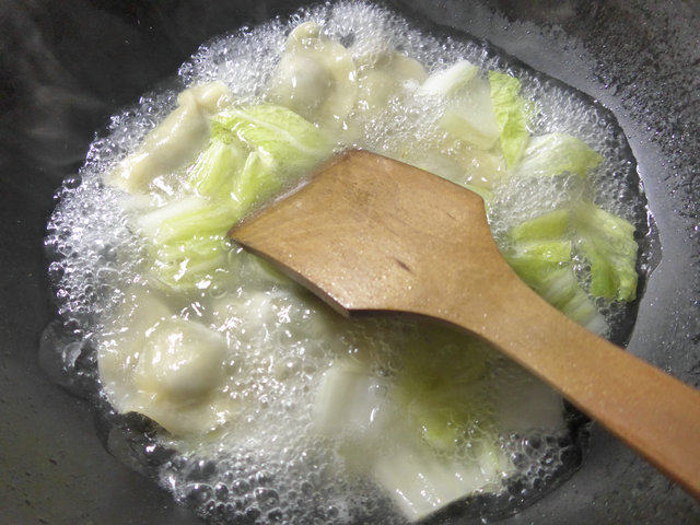 白菜粉皮煮饺子步骤4