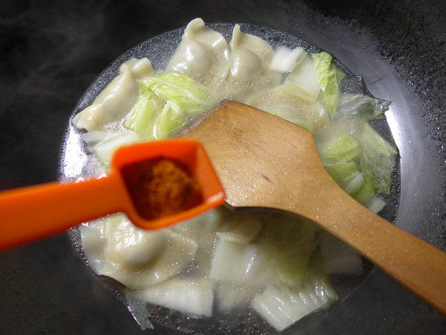 白菜粉皮煮饺子步骤5
