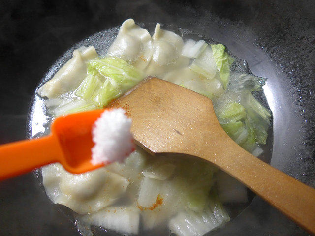 白菜粉皮煮饺子步骤7