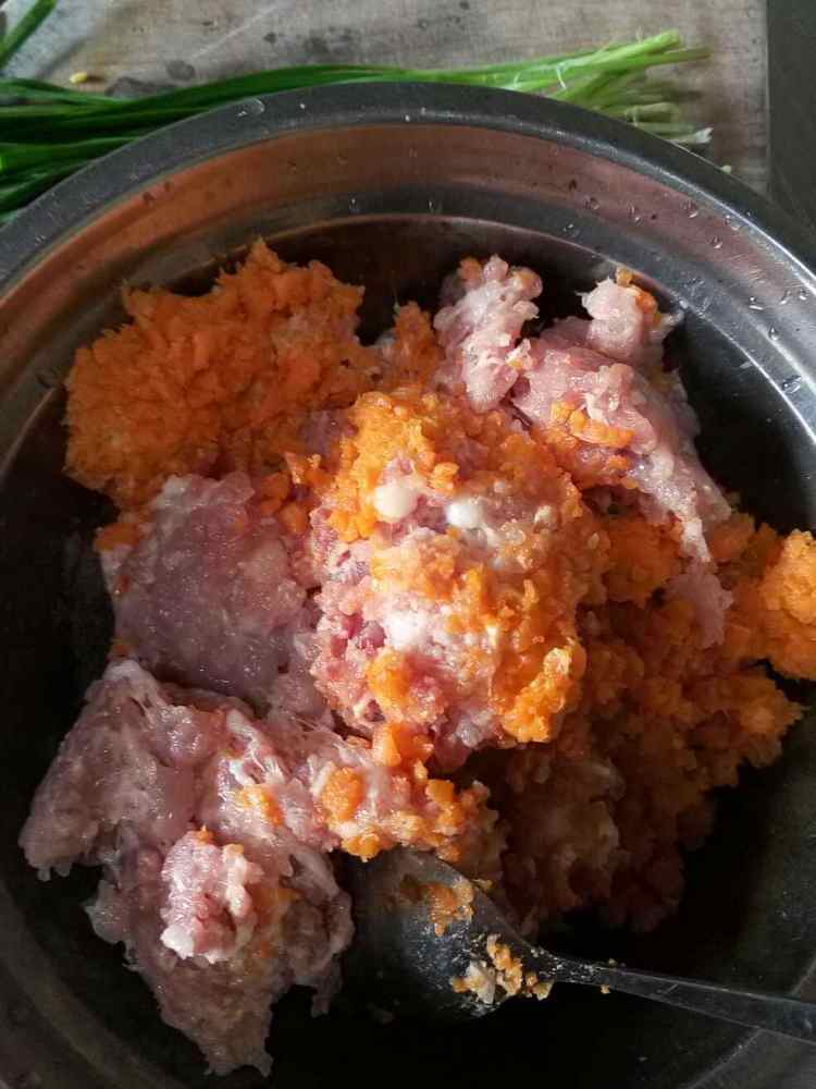 玉米猪肉饺子步骤1