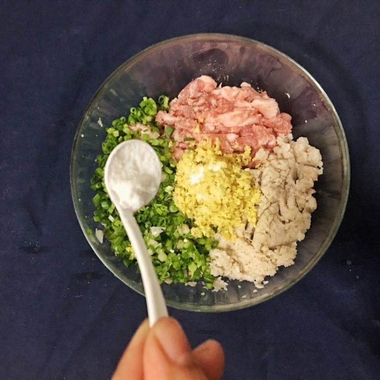 莲藕肉馅饺子步骤3