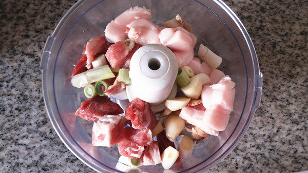 鲜肉豆角柳叶煎饺步骤2
