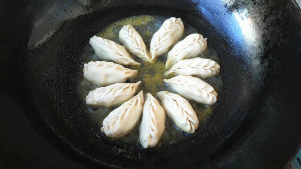 鲜肉豆角柳叶煎饺步骤16