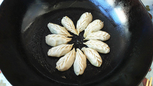 鲜肉豆角柳叶煎饺步骤17