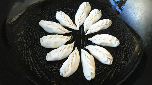 鲜肉豆角柳叶煎饺步骤15