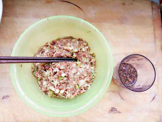 大葱羊肉饺子步骤2