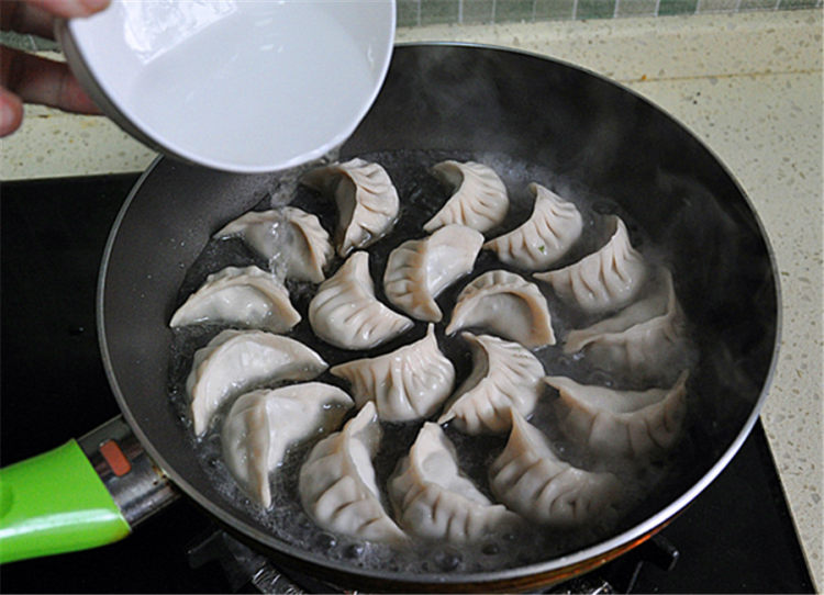 生煎锅巴饺子步骤6