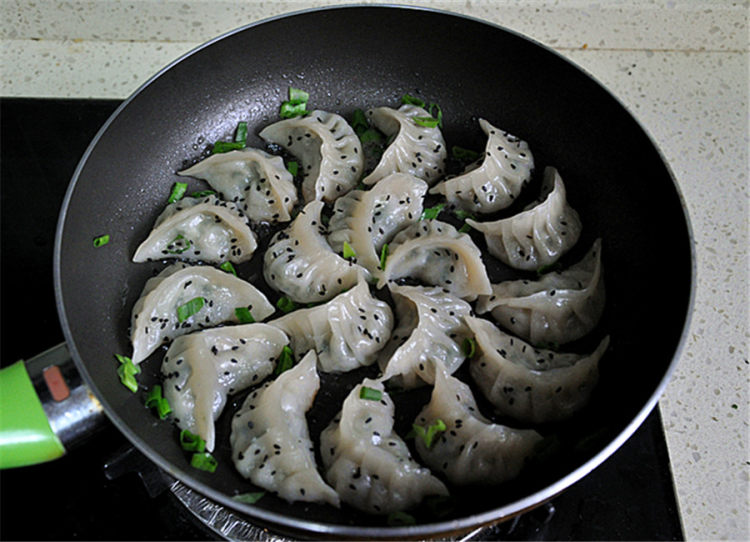 生煎锅巴饺子步骤7