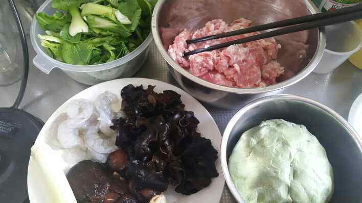 绿皮猪肉虾仁油菜水饺步骤2