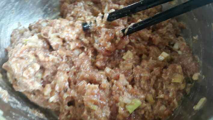 绿皮猪肉虾仁油菜水饺步骤3