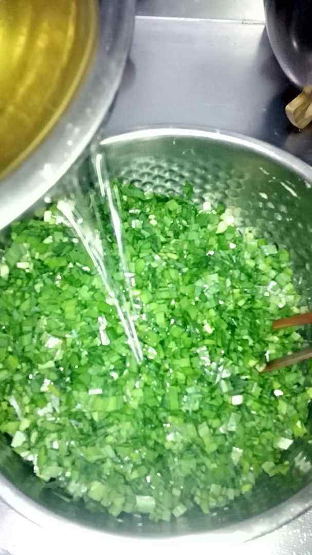 韭菜鸡蛋煎饺步骤3