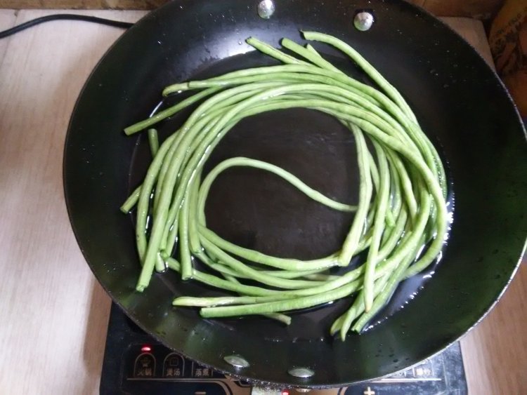 【手工美食】豇豆猪肉步骤2