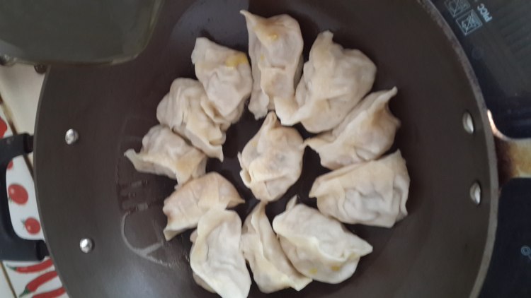 猪肉白菜煎饺步骤6