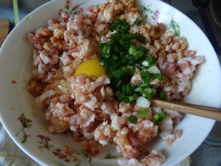 芹菜木耳蒸饺步骤3
